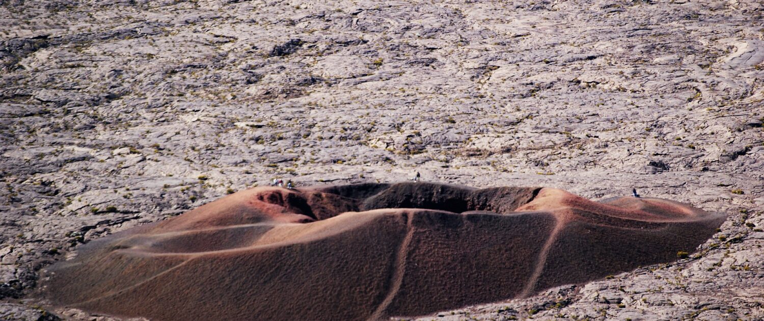 Découvrez le Cratère Formica Léo au piton de la Fournaise  avec Keylodge, vos locations saisonnières à la Réunion