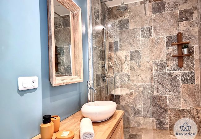 Apartment in Saint-Gilles les Bains - Étoile Bleue - 150m2 T4 in the centre of St-Gilles Apartment in Saint-Gilles les Bains - Étoile Bleue - 150m2 T4 in the centre of St-Gilles