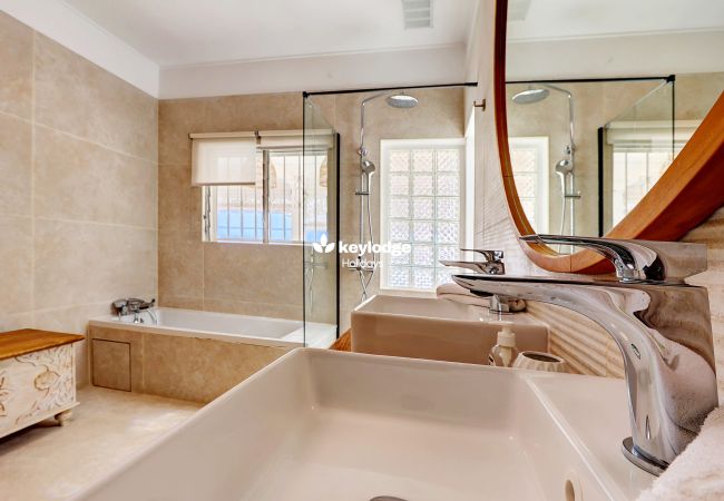 House in Saint-Gilles les Bains - Villa Venus**** – with swimming pool and sea view – St-Gilles House in Saint-Gilles les Bains - Villa Venus**** – with swimming pool and sea view – St-Gilles