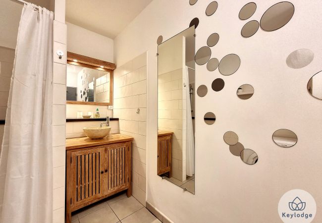 Appartement à Saint Pierre - T2 avec vue mer – Le Soélia*** – proche centre-ville de Saint-Pierre Appartement à Saint Pierre - T2 avec vue mer – Le Soélia*** – proche centre-ville de Saint-Pierre