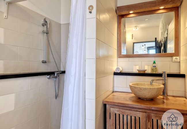 Appartement à Saint Pierre - T2 avec vue mer – Le Soélia*** – proche centre-ville de Saint-Pierre Appartement à Saint Pierre - T2 avec vue mer – Le Soélia*** – proche centre-ville de Saint-Pierre