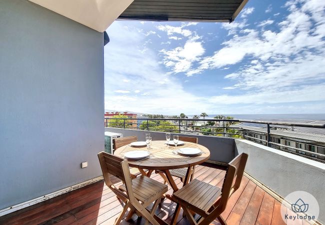 Appartement à Saint Pierre - T2 avec vue mer – Le Soélia*** – proche centre-ville de Saint-Pierre Appartement à Saint Pierre - T2 avec vue mer – Le Soélia*** – proche centre-ville de Saint-Pierre