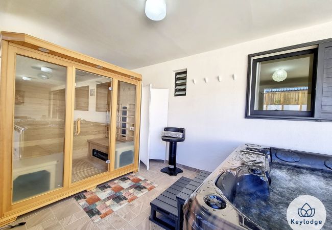Maison à LE TAMPON - Villa Marie France – 60 m² - avec sauna et jacuzzi à la Plaine des cafres Maison à LE TAMPON - Villa Marie France – 60 m² - avec sauna et jacuzzi à la Plaine des cafres