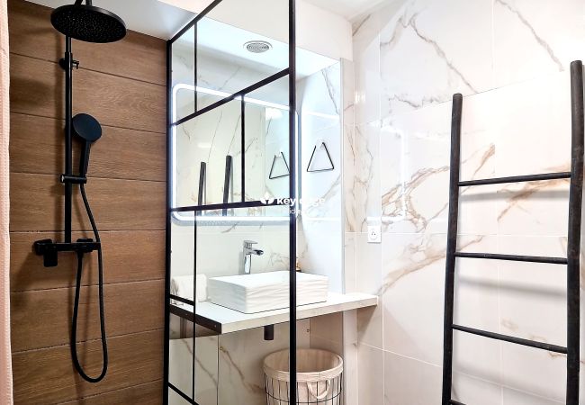 Appartement à Saint Denis - T2 – Ecrin de douceur - 42 m2 – à 10 min du centre-ville de Saint-Denis Appartement à Saint Denis - T2 – Ecrin de douceur - 42 m2 – à 10 min du centre-ville de Saint-Denis